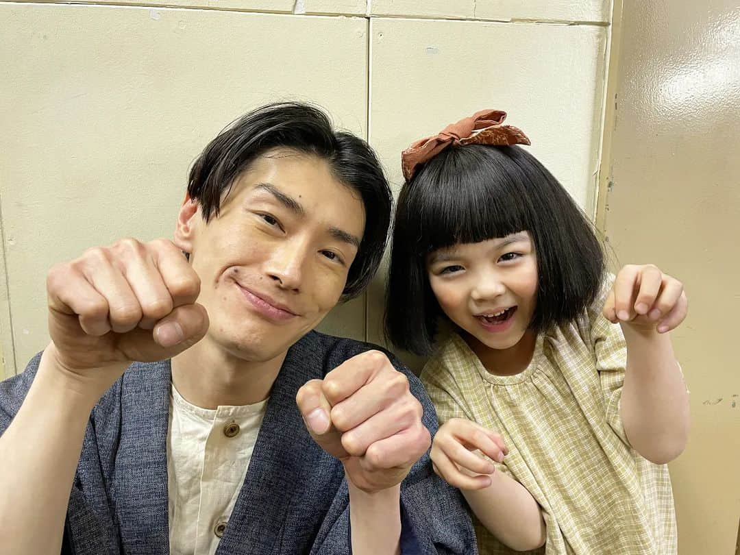 加藤柚凪さんのインスタグラム写真 - (加藤柚凪Instagram)「NHK BS8K 特集ドラマ『風よあらしよ』の、 だいすきな源にぃ、玉置玲央さんと📸✨  ロケのときにいっしょにおさんぽして、 どんぐりをひろったり、🍄🌳 いっしょに本をよんだり、🤗 いっぱいおはなしして、いっぱいあそんで、 と～～～ってもたのしかったよ‼️🥰  またお会いできますように😌🌸  #玉置玲央 さん #ありがとうございます！ #NHK #風よあらしよ #まこちゃん #加藤柚凪  @yuzuna_kato」4月3日 17時58分 - yuzuna_nagase