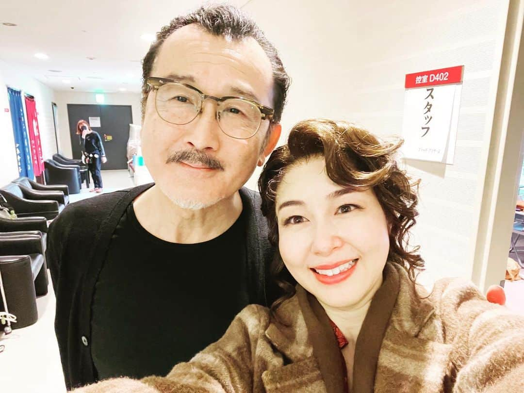 堀内敬子さんのインスタグラム写真 - (堀内敬子Instagram)「ブラッドブラザーズ。東京公演千秋楽。  演出の吉田鋼太郎さん！  沢山沢山、引き上げていただきました。 尊敬する役者さんでもあり、そして初演、再演、再々演で、サミーをつとめられています。  本当に感謝です。  みんなとの写真も載せますね！  しばらくキャスト、スタッフ、バンドに会えないのは寂しいな。。  次は刈谷公演です。  お近くの方は是非！  #ブラッドブラザーズ #東京千秋楽 #吉田鋼太郎」4月3日 17時51分 - horiuchi_keiko