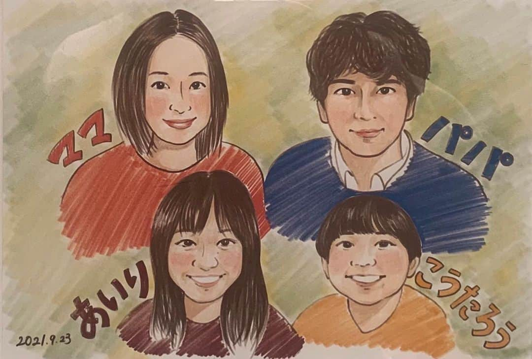 となりのチカラのインスタグラム：「.  🖼ある日の #となりのチカラ 👨‍👩‍👧‍👦  これはチカラの家に飾られていた 中越一家のイラストだ🐱 みんな幸せそうな笑顔をしているな🐾  配信中の最終回では、何度でも この賑やかな家族に会えるぞ🐈  #松本潤 #上戸彩 #鎌田英怜奈 #大平洋介」