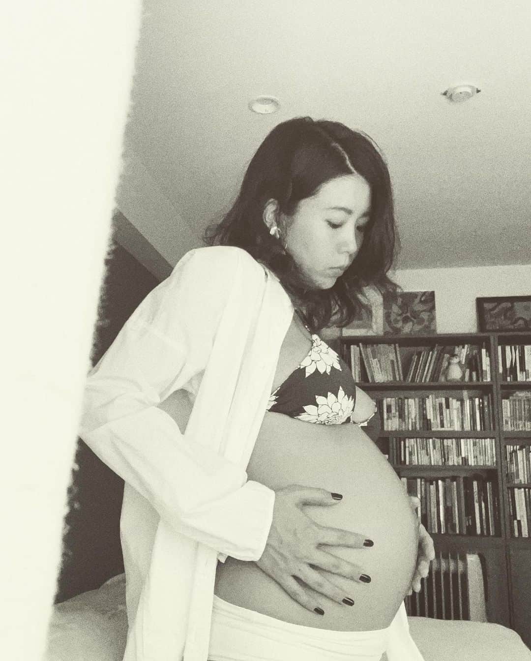 石橋穂乃香のインスタグラム：「🤰 私事ですがこの度、新しい命を授かりました事をご報告させていただきます🌸👶🏻🌸  喜びはもちろんのこと、 手術・入院などの経験がない健康体の私は、まだ出産という大イベントに不安でいっぱいです、、、🥶  妊婦期間を経験し、凡庸ですが、この地球上の"お母さん"皆様に今までの尊敬と比にならないほどの敬意を感じております🥲🙏  妊娠・出産のみならず、子育てのことなど、悩み始めたらキリがないことが沢山ありますが、パートナーと共に一つ一つ乗り越えていきたいと思います。  いつも見守っていただき、応援いただき、有難うございます☺️ 感謝の気持ちを常に忘れず、母として、女性として、今後も邁進してまいります。  石橋穂乃香」