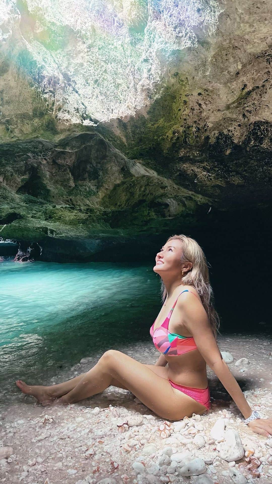 のインスタグラム：「ピルボックスの後はこれまた念願のマーメイドケーブへ🧜‍♀️💕 本当に神秘的な場所でした✨✨  崖のようなところを降りて洞窟の中に入るとそこには異次元のような不思議な空間の海が広がっていました🌊 これもまた思ったよりものすごい高波だし🤣しんどかったけど😂すごく良い思い出になりました💖  お揃い👙は @alexiastam_official 🌴  BGMはサヤの歌うリトルマーメイド💕  Thank you so much💋 @_junna_ @mernatty @alofeel_hawaii @triporigami 🌺  #mermaidcaves #マーメイドケーブ #hawaii」