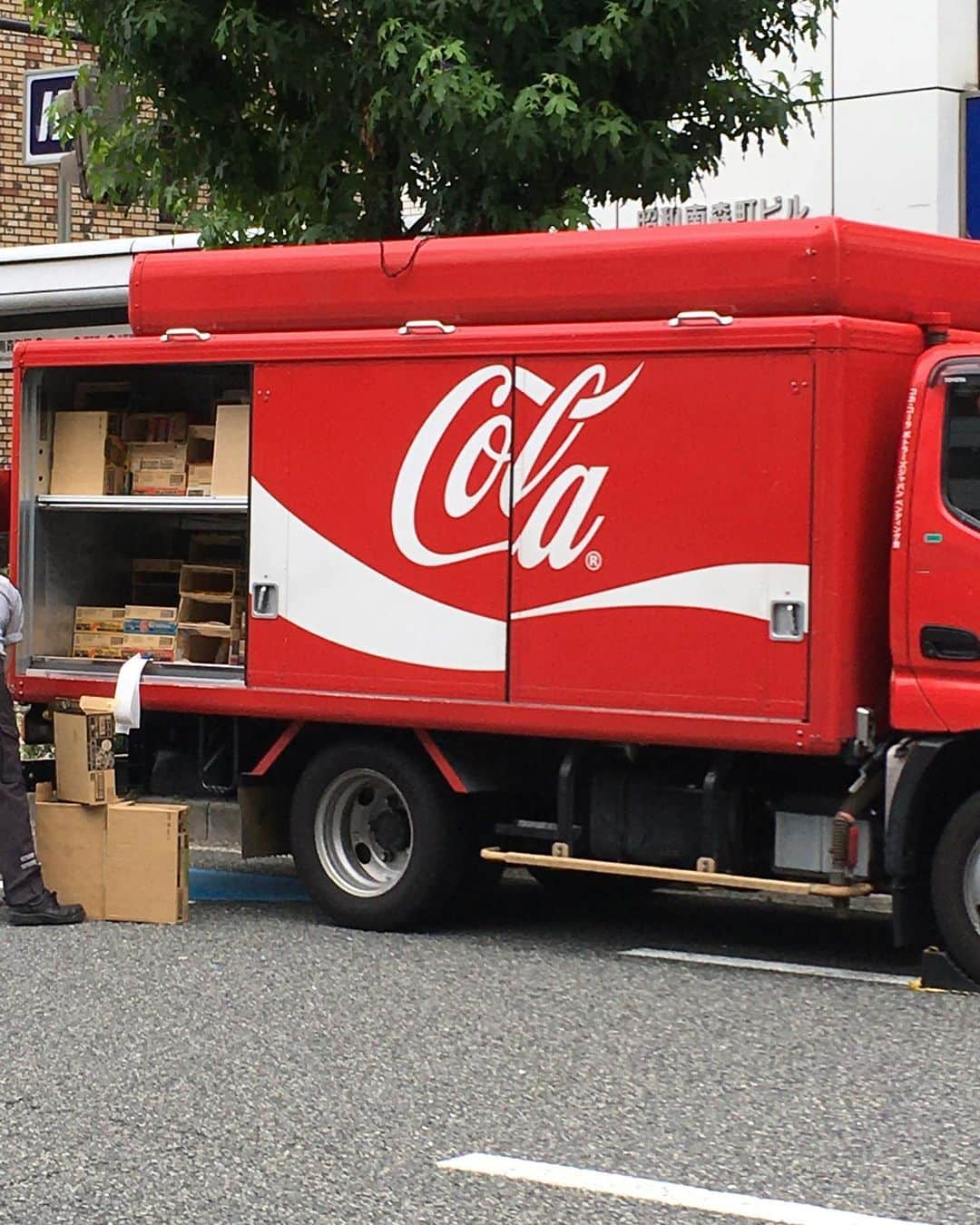 田邊孟德のインスタグラム：「考えられてますよね 普段走ってる時は Coca-Cola で、作業の為に戸を開けても Cola になるようになってますよね 今空いてる方の逆の戸を開けても Cola になりますもんね すごいですよね」