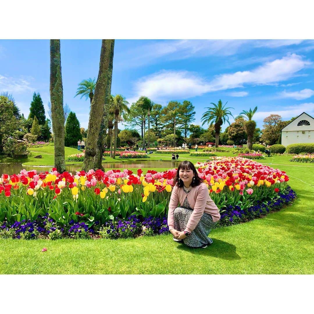 宇田川紗稚のインスタグラム：「.2022.04.03 ⁡ 新年度が始まりましたね❀ 久しぶりの更新になってしまいました🙇‍♀️ ⁡ 今日は、フローランテ宮崎で行われた エイサーフェスティバルのMCでした！ エイサーの演舞と太鼓に元気をもらいました✨ ⁡ 会場だったフローランテ宮崎。 チューリップ🌷が満開で、 芝生がふかふかで、まさに映え！でした。 （この芝でゴルフは難しいだろうなぁと、足を置いた瞬間思いました🤣） ⁡ フローランテ宮崎は春のフローラル祭開催中で チューリップが徐々に植え替えられ この後はラナンキュラスが咲き広がるそうです🌼 ⁡ #新年度 #イベント #イベント司会 #エイサーフェスティバル #フローランテ宮崎 #miyazaki」