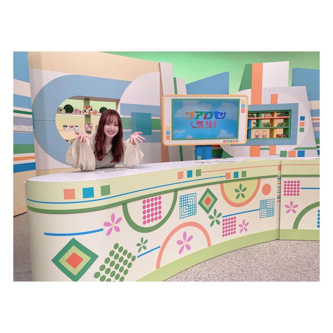 石井奏美のインスタグラム：「リニューアルされたシアワセ気分のセット🌸  後輩の野並アナが山みたいなのがあってと話していたの確かに🤔笑。 お花もあったりと可愛いセットです💐  #岡山#香川#アナウンサー#okayama#kagawa」