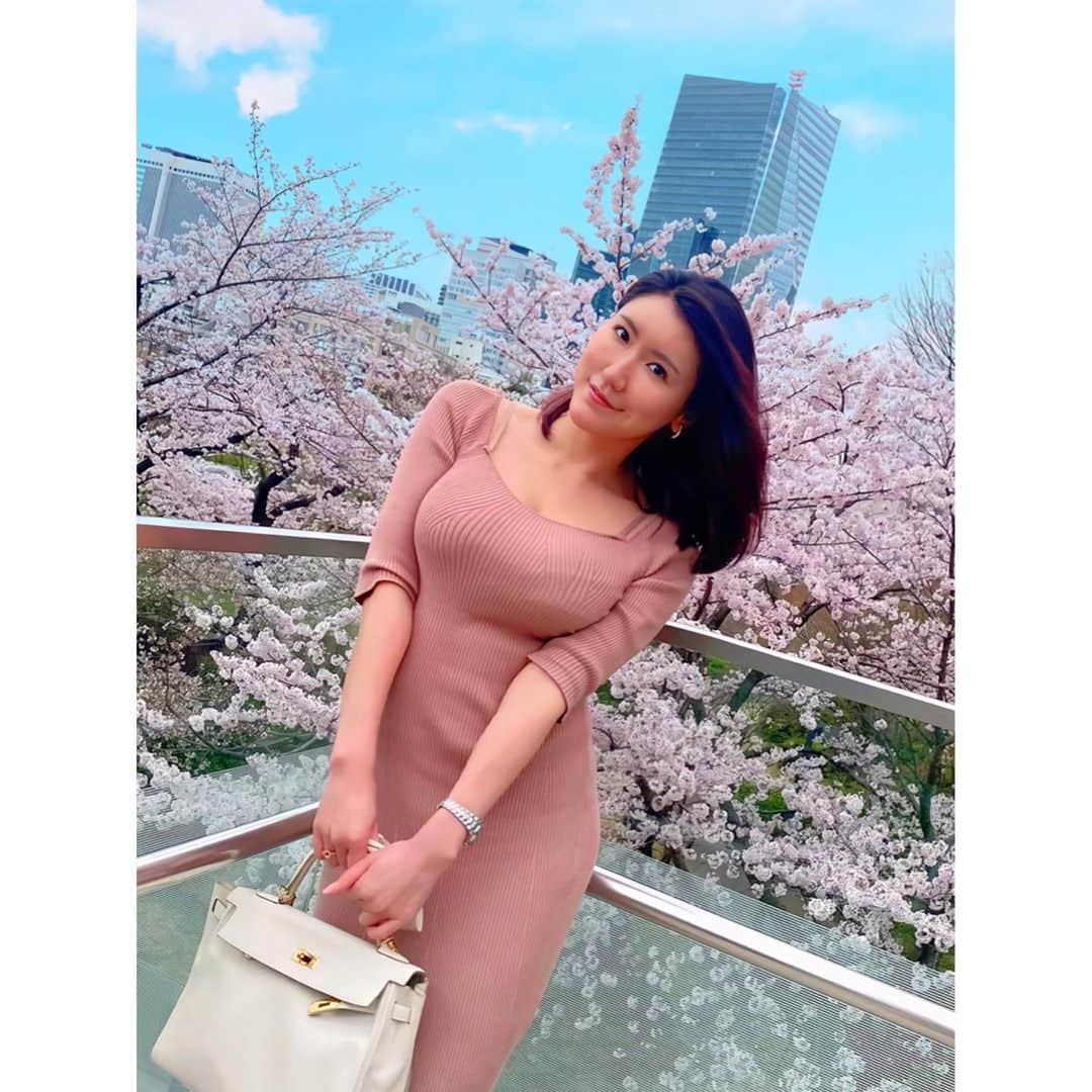 田名網理恵子のインスタグラム：「今年もここに来れて幸せだ🌸 桜満開で綺麗だったぁ〜🥺❤️ ・ ・ #お花見#桜#東京ミッドタウン #hermes#hermeskelly  #sakura#cherryblossom#tokyo#japan」