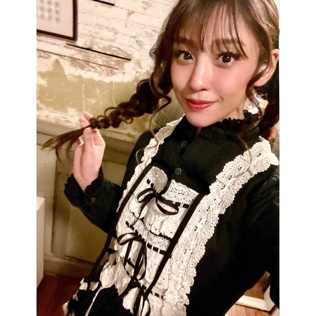 岡副麻希さんのインスタグラム写真 - (岡副麻希Instagram)「. 【#ほな行こcar】 絶品フレンチをいただき、 工場夜景スポットに女子旅してきました🏭🌕 ⁡ どうやら最近、工場群を背景に コスプレをして写真を撮ることが流行っているとのこと， 私たちも体験すべくメイド風お衣装を身に纏い、 ヘアメイクもチェンジしちゃったり〜 久しぶりのニーハイを履いちゃったり〜 おそらく、成人式ぶりに つけまつ毛までつけてもらいました👻🎠🔮 ⁡ 是非ご覧ください👩🏻👧🏽 ⁡ ⁡ #朝日放送#女子旅 #斎藤真美 アナ #まみちゃん、番組公式Twitter毎日更新中😆」4月3日 19時17分 - maki_okazoe_official