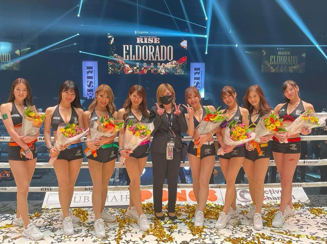 星名美津紀さんのインスタグラム写真 - (星名美津紀Instagram)「2022.4.2 【Cygames presents RISE ELDORADO 2022】 応援してくれた皆様ありがとうございました🥊💥  なんと16試合中11試合がKO決着！！ 選手の思いがぶつかり合って熱い試合でした🔥 R-1SE Force2021ラウンドガールも遂にラスト！ 選手のストーリーも間近で感じられてRISEは私自身も成長させてくれました✨ 最高のメンバーです❤️ 幸せな時間をありがとう✨  伊藤代表とスポンサー様から花束とサプライズケーキ頂きました🎂 最後まで温かいRISEに感極まってしまいました🥲✨  皆で美味しく頂きました🎂 凛ちゃんが私の部分くれた🤤笑  応援してくれた皆様ありがとうございました❤️ RISE最高✨  #rise #ラウンドガール #代々木体育館」4月3日 19時13分 - hoshina_mizuki