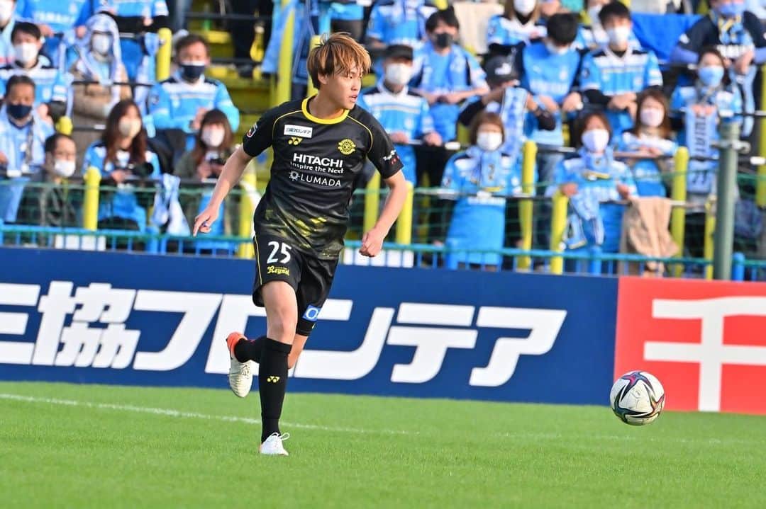 大南拓磨のインスタグラム：「vsジュビロ磐田  勝ち！ 昨日の試合も熱い応援ありがとうございました！  僕にとっては特別な試合でした。少しは成長した姿を見せる事ができたのかなと思います。  磐田サポーターの皆さん 試合後に拍手で迎えて下さり嬉しかったです。 ありがとうございました。  #柏レイソル #大南拓磨 #30周年記念ユニフォーム」