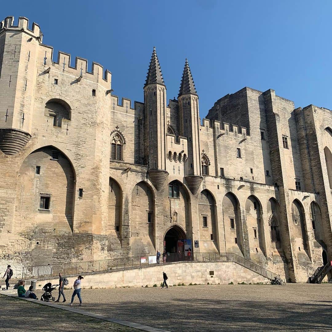 メン・セチャンのインスタグラム：「#프랑스 #france #5 #아비뇽 #avignon  #아비뇽유수 #아비뇽다리  #아비뇽교황청 #아비뇽대성당 공사때문에 내부를 또 못봤다 ㅠ」