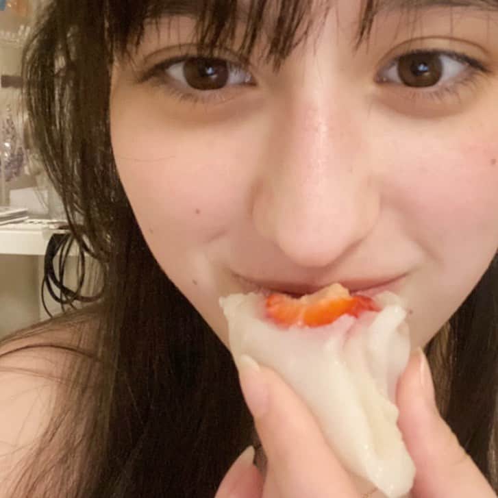 木内舞留さんのインスタグラム写真 - (木内舞留Instagram)「オフな私。  大好きな苺大福を頬張ってます🍓  よーく見るとそばかすがあるんですよ私☺︎」4月3日 19時32分 - maru_kiuchi_official