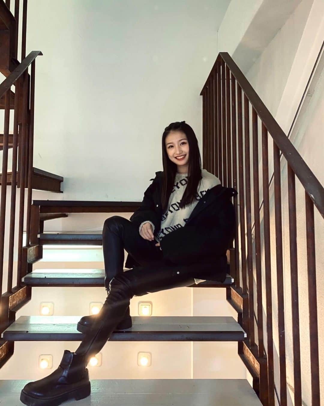 塩月希依音さんのインスタグラム写真 - (塩月希依音Instagram)「BEYOND⭐︎⭐︎  #コーデ#code#ファッション#レザーパンツ#ニット#ニットコーデ#jk2」4月3日 20時00分 - keito.shiotsuki