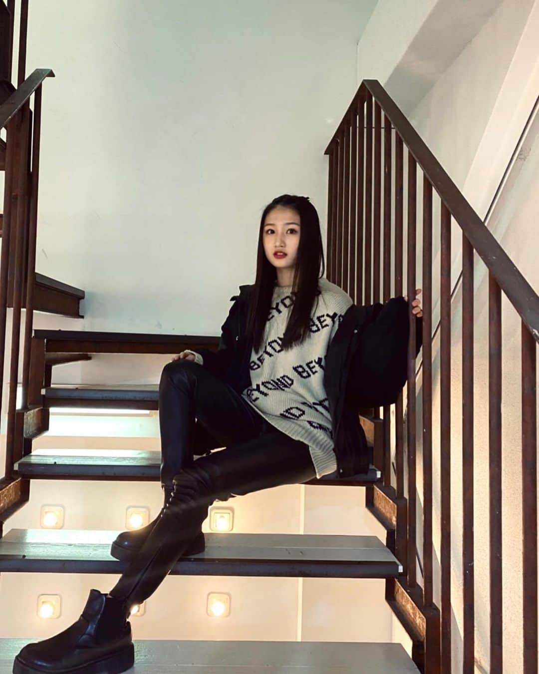 塩月希依音さんのインスタグラム写真 - (塩月希依音Instagram)「BEYOND⭐︎⭐︎  #コーデ#code#ファッション#レザーパンツ#ニット#ニットコーデ#jk2」4月3日 20時00分 - keito.shiotsuki