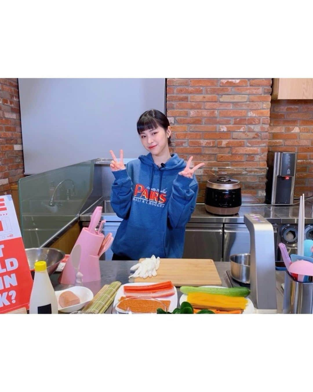 ITZYさんのインスタグラム写真 - (ITZYInstagram)「[🔴LIVE]   믿지가 PICK하고 류진이 COOK! 류진이 믿지를 위해 만든 #느리다신선생김밥  👊MISSION👊 믿지의 #느리다신선생김밥 도전! MIDZY's #SlowRyujinGimbap challenge!  아래 해시태그와 함께 인증 고고😎 Upload your Gimbap with the hashtags below😎  #느리다신선생김밥 #SlowRyujinGimbap  🍳 https://youtu.be/fjPrFyMdQO8  #느리다신선생김밥 레시피 1. 계란 지단 도톰하게 부치기🍳 2. 오이는 어슷어슷 채썰기🥒 (륮땡's 픽⭐) 3. 밥은 소금&참기름 간🍚 4. 김 위에 밥을 최대한 얇게! 5. 계란, 단무지, 우엉, 햄, 맛살, 당근, 오이 순으로 넣고 잘~ 말아줘~❤ 6. 참기름 코팅 후 슥삭슥삭 썰면 완성!  Recipe for #SlowRyujinGimbap 1. Thick fried eggs🍳 2. Slice cucumbers (RJ's pick⭐) 3. Mix rice with some salt&sesame oil🍚 4. Spread rice thinly on seaweed 5. Put eggs, pickled radish, burdock, ham, crab meat, carrots, cucumbers and roll 6. Coat with sesame oil and cut!  #쩝쩝박사_있지가_믿지에게 #요란요란 #EATZY」4月3日 19時54分 - itzy.all.in.us