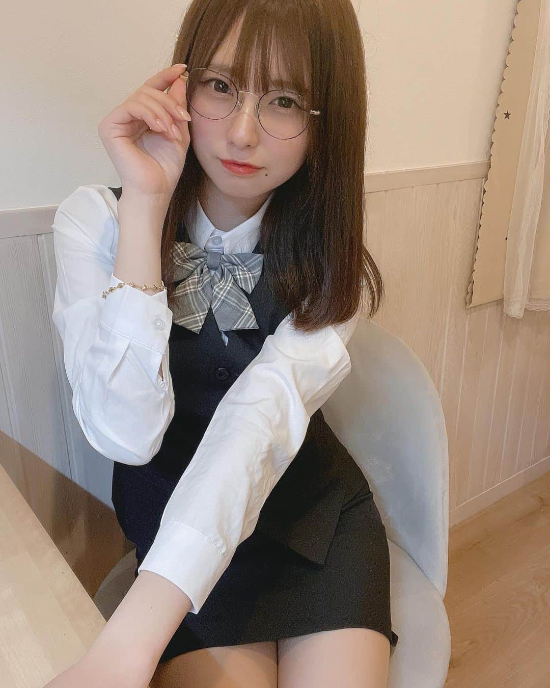 のインスタグラム：「新入社員の彩菜です！ よろしくお願いします😌🤍 . . #新入社員　#コスプレ　#新卒 #OL #スーツ女子 #コスプレ女子 #自撮り　#メガネ女子 #ミディアムヘア　#cosplay #coser #suits #cosplaygirl #japanesegirl #japan #selfie #hair #code」
