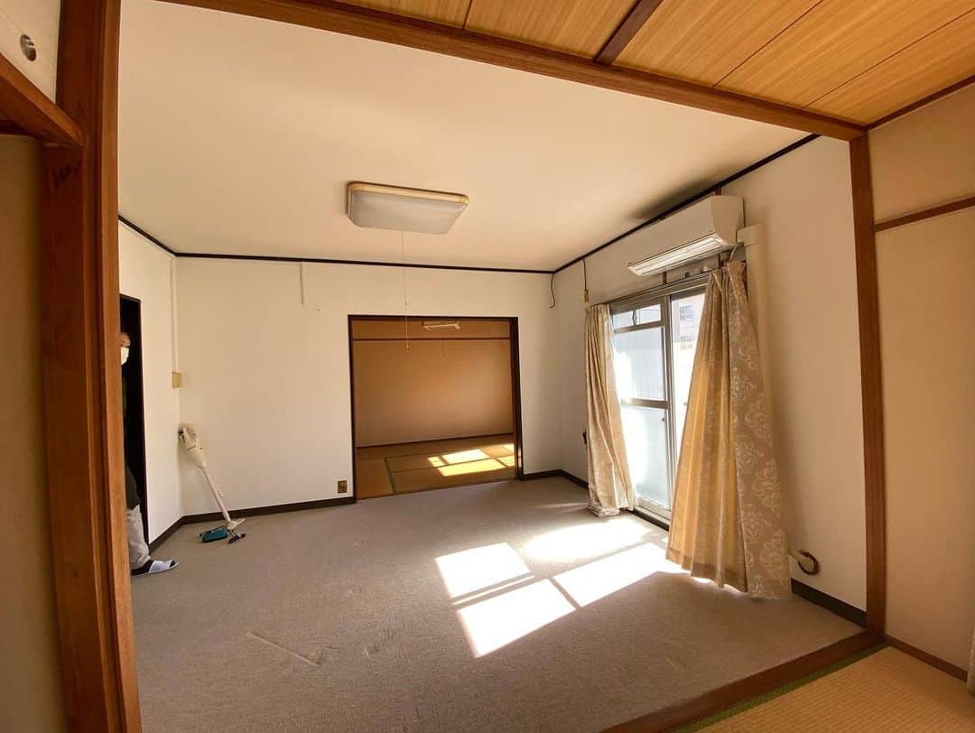 momo8631さんのインスタグラム写真 - (momo8631Instagram)「2022.04.03 一昨年の暮れに亡くなった祖父の家を この度、フルリフォームしました。  ここは、元々私が10歳まで住んでいた場所。 その後、阪神大震災を機に祖父母がこの家に住み、 そしてこれからまた自分が住むという不思議な縁。  壁紙、フローリング、ドアの色、スイッチ。 自分達で選んだものがちゃんと形になって とてもとても満足しています。 というか、ここまで変わるとは…。本当に驚きです。 ちなみにお気に入りは以下。  ・ネイビーのドア ・トグルスイッチ ・洗面所の壁紙 ・一室丸々クローゼット  まだ引っ越しもしていません。これから忙しくなるだろうし 今までに比べると不便なこともあると思うけど、 この家での生活が楽しみになってきました☺︎  以上、生存報告でした😌  ちなみに7枚目以降がリフォーム前です。 ……. #リフォーム #photooftheday #団地暮らし」4月3日 19時58分 - momo8631