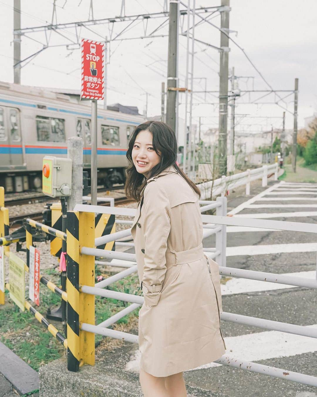 山田杏奈のインスタグラム：「学生最後の街スナップ📸 撮影というかおさんぽという感じでとっても楽しかった！！ありがとう😊  photo by @kazu_adniqua.jp   今後投稿頻度は今まで以上に減るかもしれませんが、素敵な写真を撮ってもらう機会があれば時々載せようかなと思ってます😌」