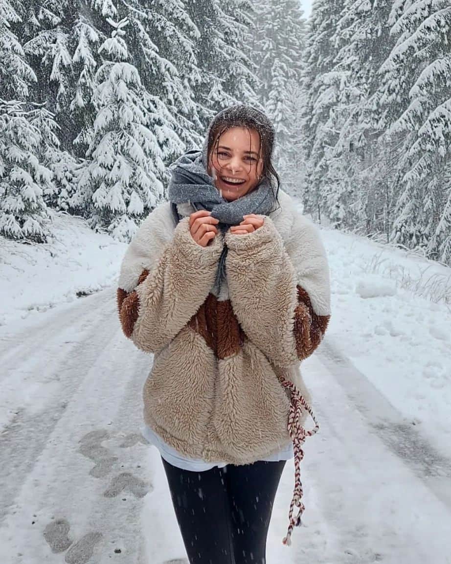 のインスタグラム：「Sag mal, rotzt du etwa? Oder ist das der Schneehee, der von deiner Nasenspitze tropft? 👃💧❄  #Allgäu #Schnee #Winterwonderland」