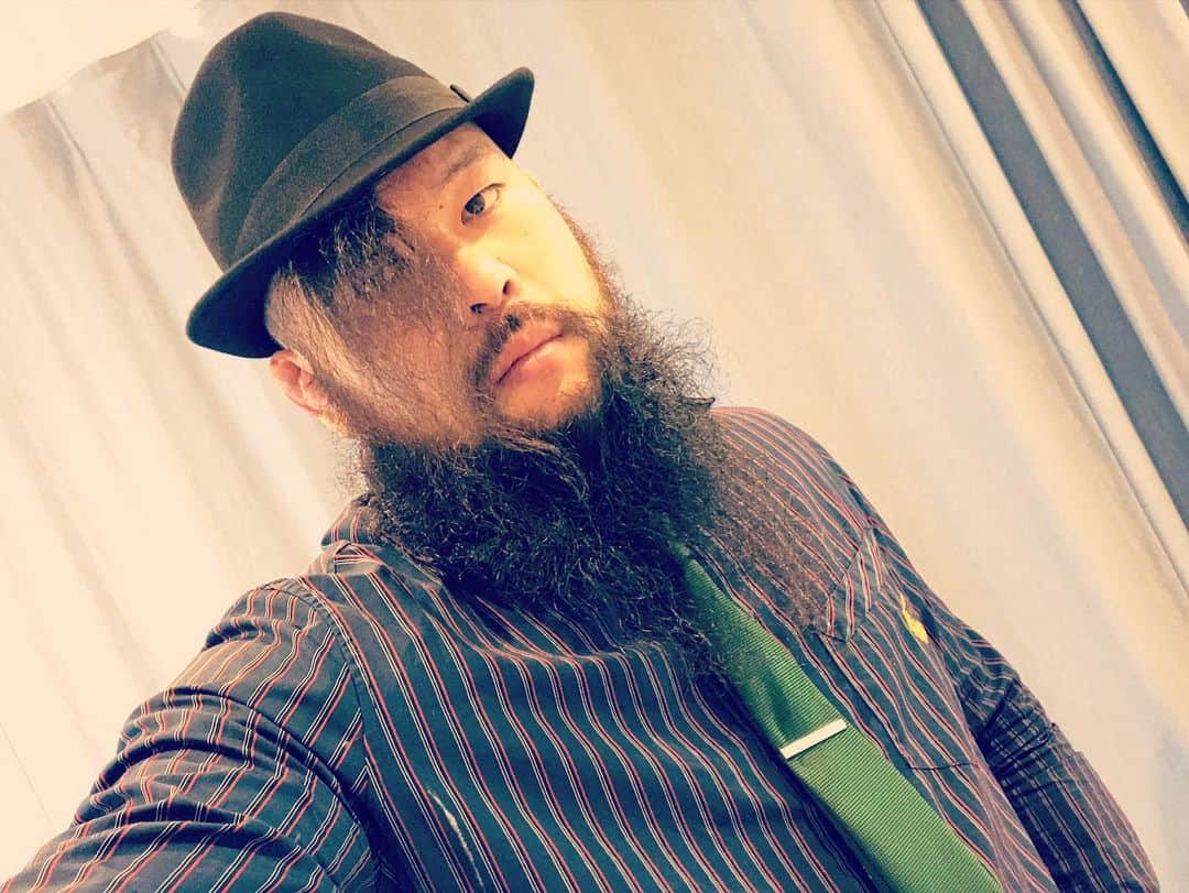 岡倫之さんのインスタグラム写真 - (岡倫之Instagram)「弁髪解いたら、ちょっと売れてそうなアーティストみたいな感じになった。  脱毛とホワイトニング行ってきた。  @whitening_luv_shibuya  #インスタ限定  #かわいいは作れる #美人になりたい #笑顔になりたい #綺麗になりたい #セクシーショット #プロレスファン #プロレス好きと繋がりたい #人気サロン #ホワイトニングラブ #歯っぴー #ホワイトニング渋谷 #白い歯 #虫歯予防 #全身脱毛 #男性脱毛 #脱毛サロン #サロン男子 #脱毛男子 #結果重視 #弁髪　#辮髪　#メカクレ　#目隠れ　#ジャスティンデイビス　#オフの日 #whitening #hairloss #whiteningluv #justindavis」4月3日 20時16分 - great_o_khan