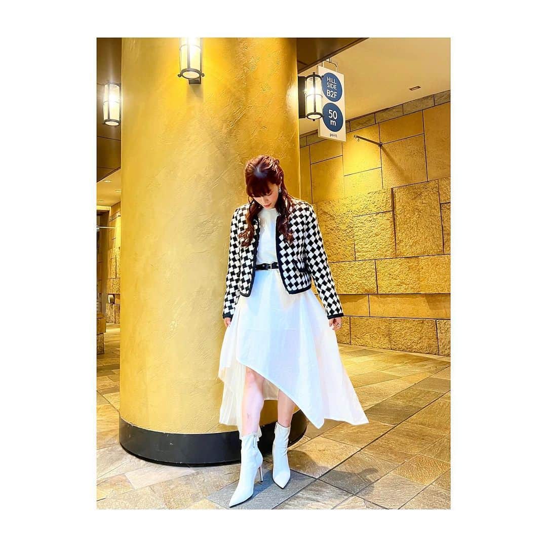 のインスタグラム：「* #三谷の衣装 👗 長尾さん出演回の “チャント‼︎Ｊリーグ”で着用していたものです❤︎ アシンメトリーの白いワンピースに白いブーツ👢 ジャケットは白黒！という モノトーンコーデでした🖤🤍 ジャケットがデザイン性の高いものだったので それに合わせるように スタイリストさんが ワンピースを選んでくれました🎹❤︎ * #ootd#outfit#ootn#ootdfashion#fashion#洋服#衣装#服#ジャケット#jacket#ワンピース#onepiece#モノトーンコーデ#monotone#monotonecode#code#コーディネート#coordinate#アシンメトリー#asymmetry#アシメ#ブーツ#ブーツコーデ#テレビ朝日#アナウンサー#三谷紬」