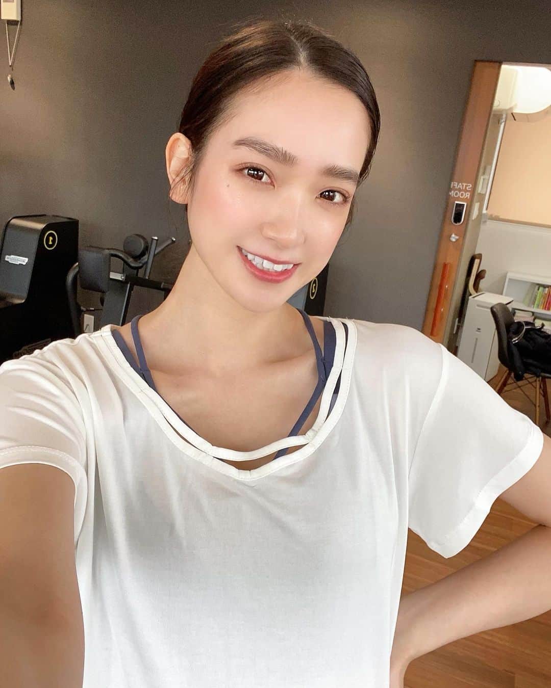 太田麻美のインスタグラム：「本日は、 『かんクリニック リウマチ･整形外科･内科』 メディカルフィットネス Re Cube様の広告撮影でした📸✨ 沢山身体を動かしてとても楽しい撮影でした🏋️‍♀️  hairmake... @ri_hika023   #shooting #model #hairmake #fitness #gym #recube #撮影 #モデル #広告モデル #広告撮影 #メディカルフィットネス #逗子 #ナチュラルメイク #ヘアメイク #フィットネス #フィットネス女子」