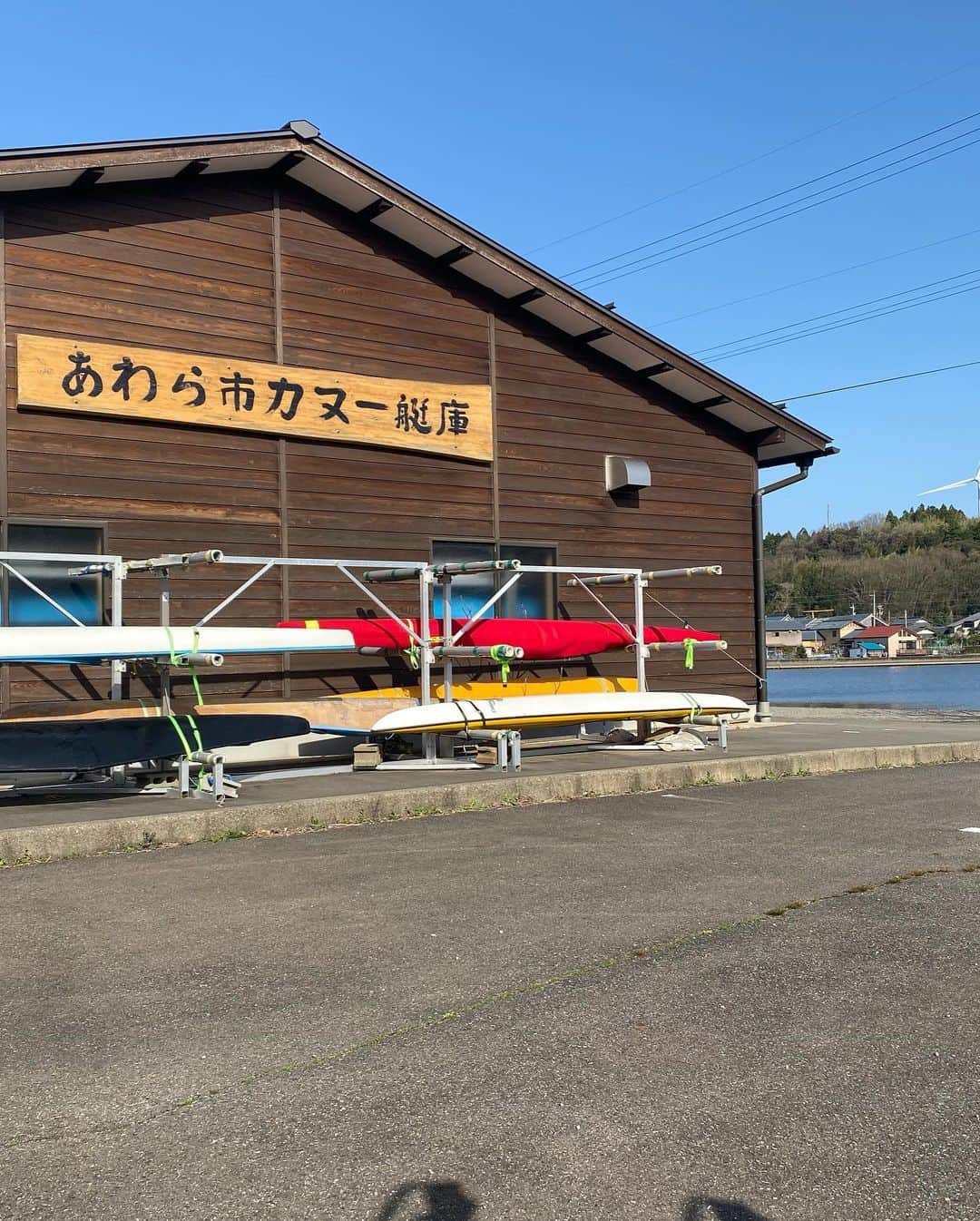 桐明輝子さんのインスタグラム写真 - (桐明輝子Instagram)「. 2017年からお世話になった福井県スポーツ協会を、3月をもって退職することになりました。  自分が社会人として、初めて勤めさせていただいた場所で、自分が凄く成長できた場所でもあります。 福井は本当に暖かい人たちが多く、常にカヌーに集中させてもらえる環境を作っていただき、本当に福井県に来れたから今の自分があります。 福井に帰ることは少なかったけど、少ない中でも地域の人や、いつも行く食堂のおばちゃん、そこに来るお客さんなど、最後の最後までみんな優しく良くして下さって、本当に大好きな場所でした‼️  新たな場所でも、次に向けて頑張りますので、今後ともよろしくお願いいたします。  #福井 #福井県 #あわら市 #温泉 #温泉街 #福井市 #福町 #はぴりゅう #~~はぴ #語尾に言いがち #可愛い  #長い間 #ありがとうございました  #また遊びに行きます #良い報告しに行きます✨ #感謝 #福井県スポーツ協会」4月3日 20時36分 - teruko1996