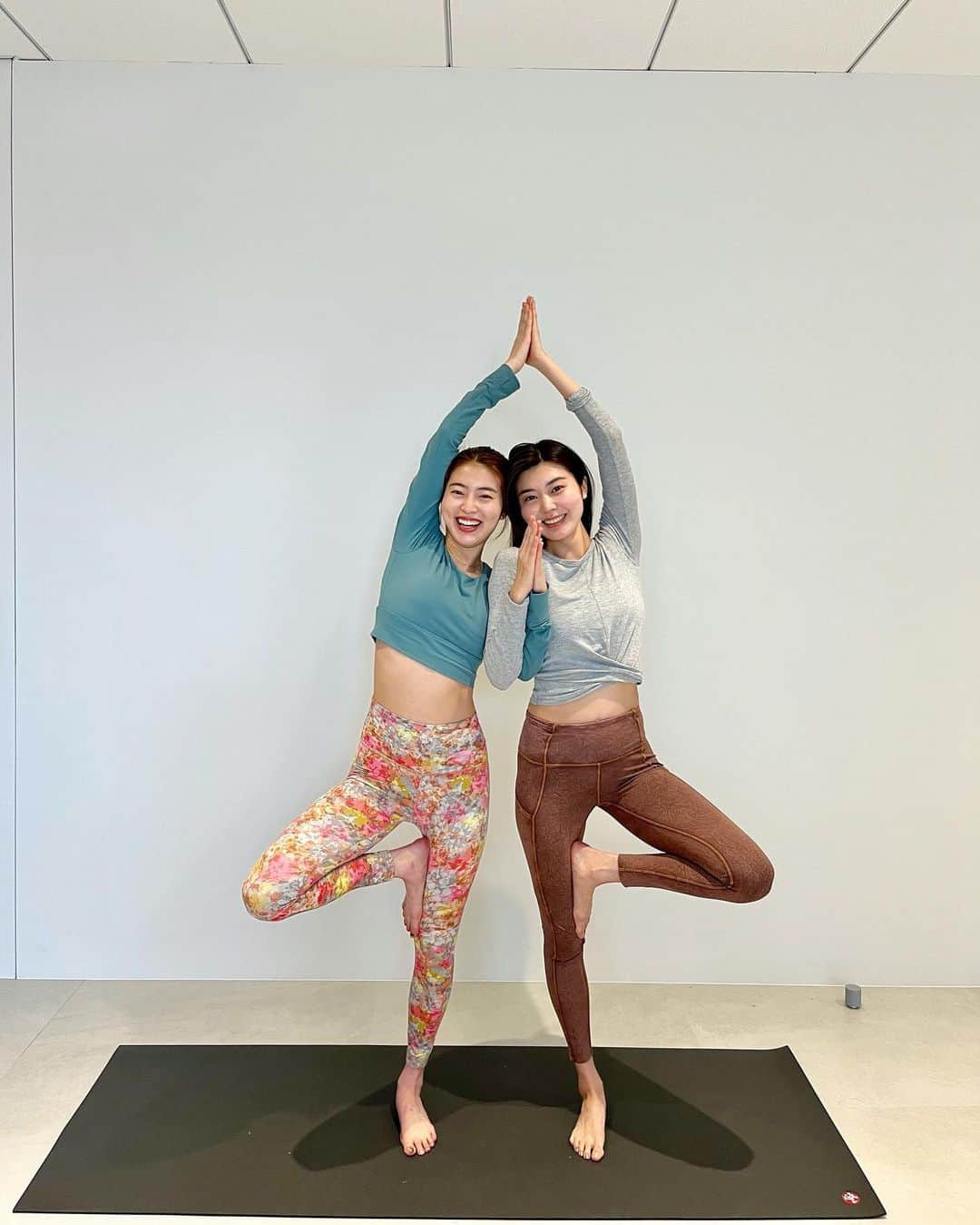 高橋春織さんのインスタグラム写真 - (高橋春織Instagram)「🌳  We are yogini 🧘🏻‍♀️❤︎  #yoga」4月3日 20時43分 - haoringo_official