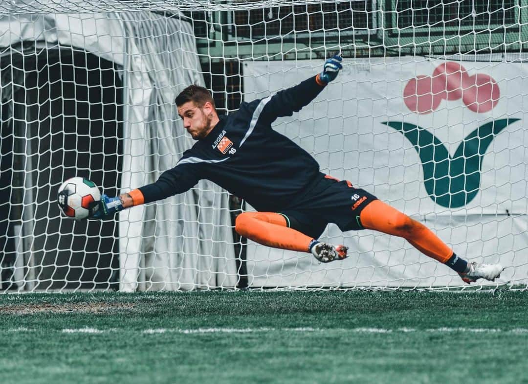 アンドレア・セクリンのインスタグラム：「Grande prestazione di squadra e grande vittoria.. avanti così 💪🏻💪🏻🧡💙 @uspistoiese1921」