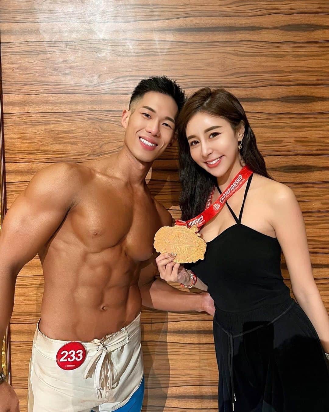 リタ（瑞塔兒）のインスタグラム：「今天是我們在一起兩週年，我想這就是最好的週年禮物了吧🎁  看著你一路走來一直努力，不管是每天辛苦的訓練還是辛苦的克制自己的每一餐，一直都是這樣堅持著！  為了你的健身房、為了我們的未來一直努力著的你，想跟你說：我最愛的BA你真的辛苦了！  謝謝你的努力，謝謝你的一切，我永遠支持你💖 @curryliuliu」