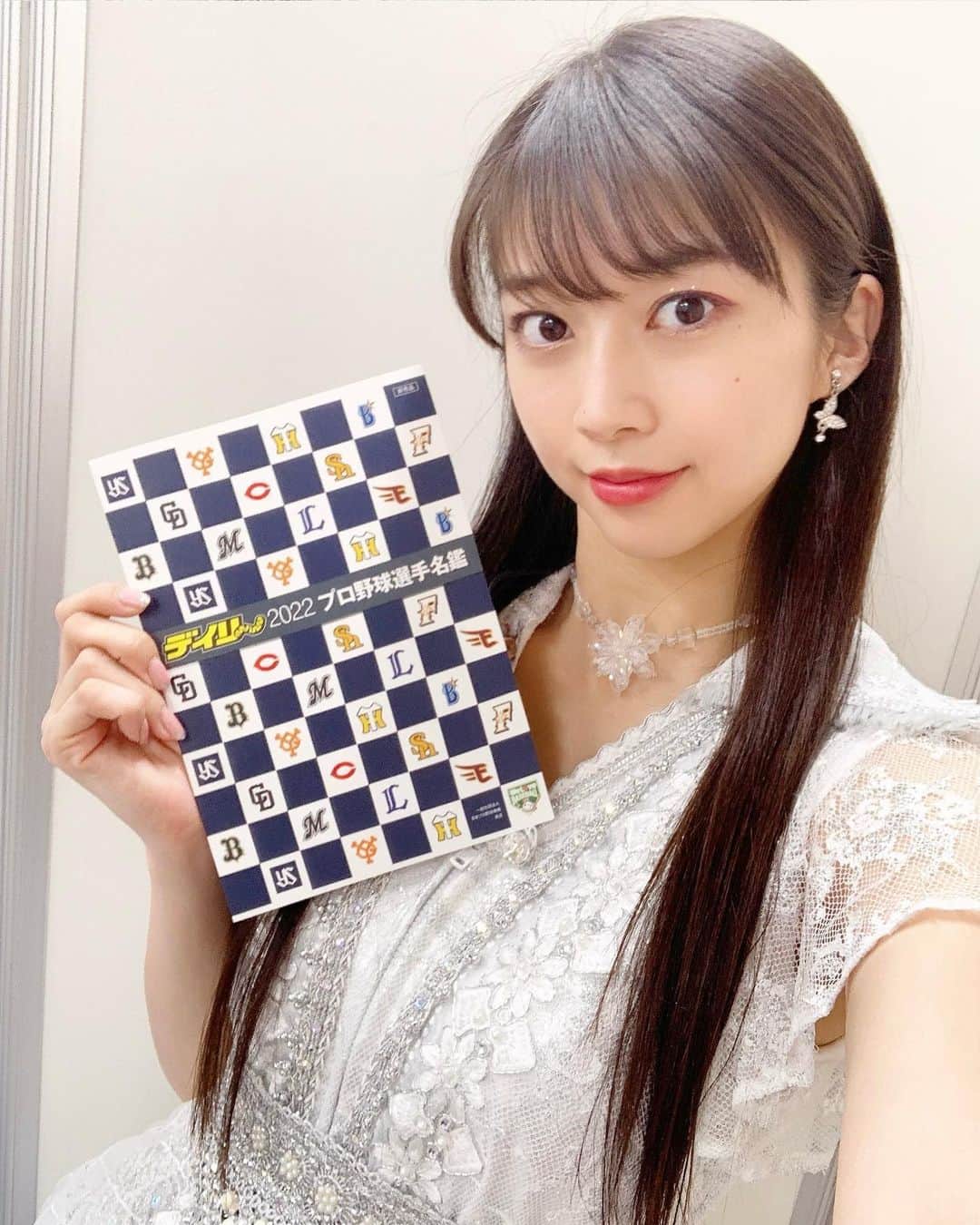 のインスタグラム：「♡ ♡ ✨💛デイリー 2022 プロ野球選手名鑑💛✨ スケジュールノートも、まりあとっても嬉しいです🐰💕 ♡ ♡  #デイリースポーツ さん💛🖤 #モーニング娘22 #morningmusume22 #牧野真莉愛」
