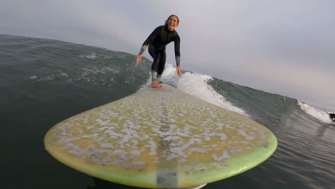 サヌークのインスタグラム：「EPISODE 5 of @hunterjoness's Looking Forward, where we recognize people and organizations that are striving to build a better world through surfing.   —  After my first ever surf at steamer lane, we met with Santa Cruz based shaper, Ashley Loyd who's pushing the boundaries of eco-friendly material in board building. In addition to making eco-boards, Ashley works with the organization Sea Trees. For every eco-board she makes, a sea tree is planted. As surfers, the protection of our ocean starts with us. Now more than ever we need to look at the way in which our equipment is made and how our consumption habits can support future generations of surfers.  🎥: @wsl」