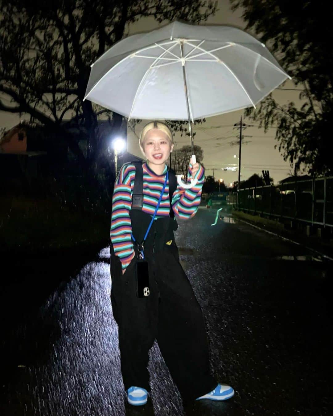 カノンのインスタグラム：「雨。」