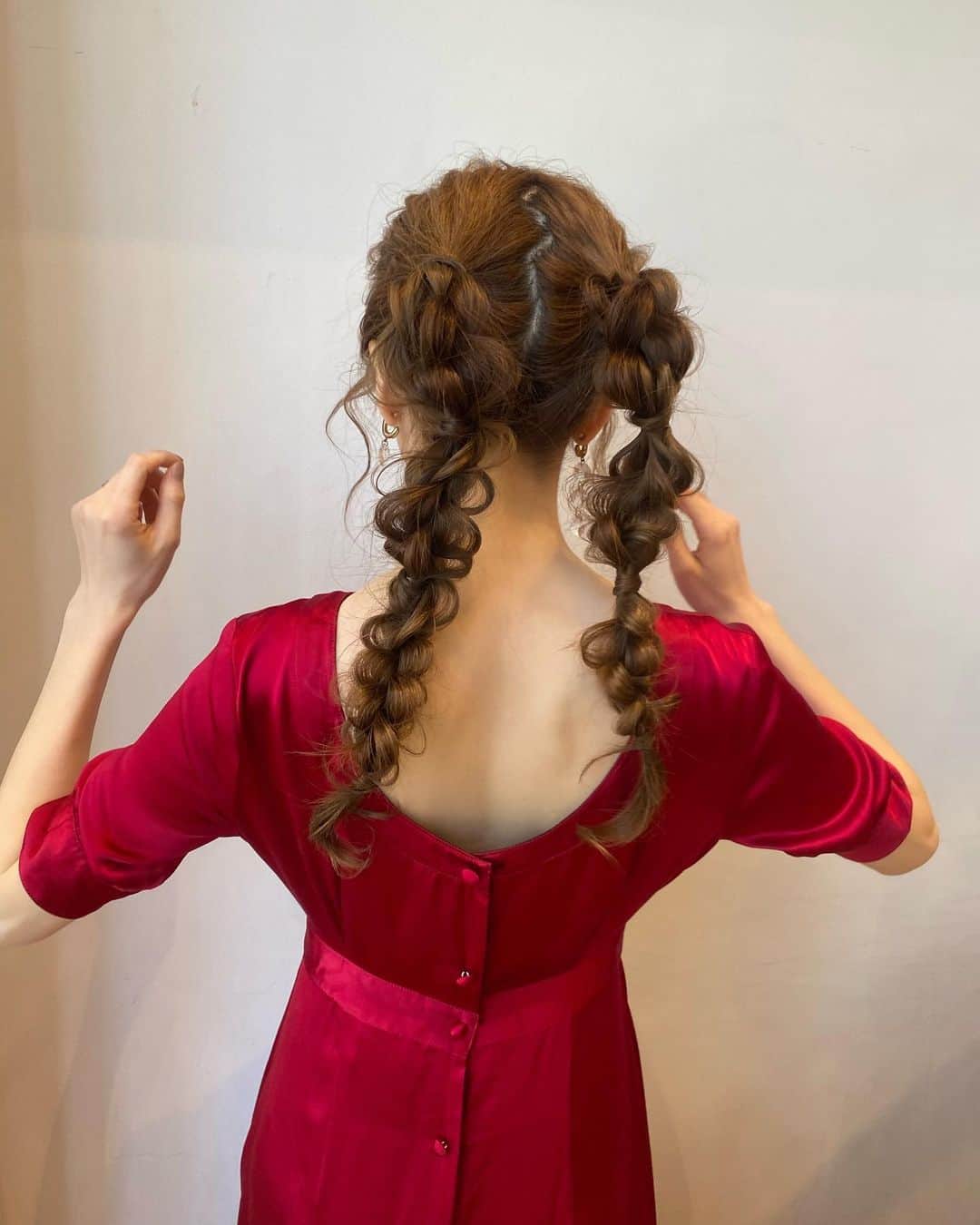 平木愛美のインスタグラム：「hair ❤️‍🔥❤️‍🔥❤️‍🔥  とーっても可愛い、ヘアアレンジ！！！ お呼ばれヘア。 stylist / @musha_violet  むしゃさん、さすがすぎます。🍑  可愛くってとっても気分があがってました。 ありがとうございました。🧡🧡  ツインテールなのですが、かなり後ろめなので、正面からだとシンプルで、甘くなりすぎずおさなくなりぎず、  今回はちょっとゆるさも出してくださったのですが  ピタっとタイトでおしゃれ系にしても、ツインテールで遊び心が出て可愛いそうっ！😘🍒  今回のお呼ばれコーデは真っ赤な素敵なワンピース。 リバーシブルでブラックにもなったり長く大切に使いたいです。 dress / @yolk.of.tokyo_official   ボタンが前でも着られたり…！ 色んな着方が🧑🏻‍🦰🌼  最後の動画はリアルなふいに撮られていたショット。笑 なんて言ってるかわからないひとりごと言いながらマイペースな素が出ててお恥ずかしやあ🔴」