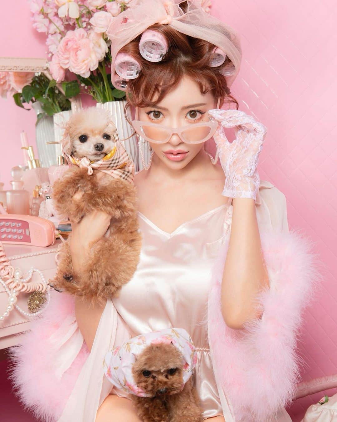 明日花キララのインスタグラム：「明日4/4はカラコン　@flurry.contact より、くりくりプードルとあざとアザラシが発売になります🌸🐩🦭🎉 今回の撮影は特別ゲストとしてうちの可愛い可愛いくりくりプードルちゃんも登場しています👼🏻 今回は中のブリスターにも特にこだわっていて(写真6枚目)箱を開けてからカラコンを着けるまでもずっと可愛いが続きます🎀🐶🎀 そして！ 今月の4/23は梅田のドン・キホーテ様で来店イベントも行います💓 カラコンのイベントは今回が初となります🫶🏻 日頃フルーリーを愛用してくださっている皆様とお話しできることとても楽しみにしています！！ 梅田のドン・キホーテ様の入り口は7枚目のように只今明日花キララがジャックしているそうです🫣🫣  4/22は是非梅田のドン・キホーテに会いに来てくださいね🕊待ってます🌷」