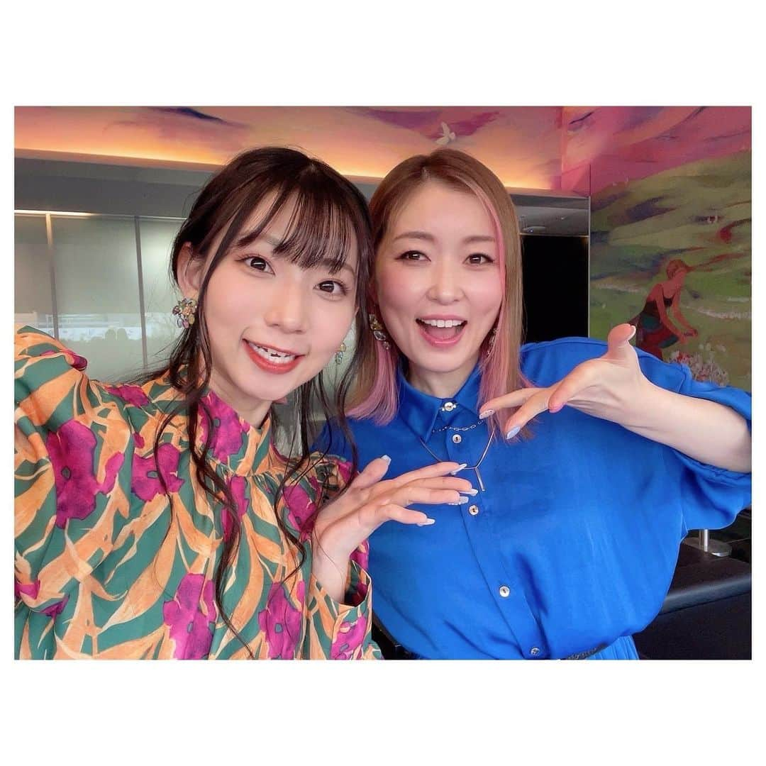 荒牧陽子さんのインスタグラム写真 - (荒牧陽子Instagram)「2022.4.3 THEカラオケ★バトル レポ ┈︎┈︎┈︎┈︎┈︎┈︎┈︎┈︎┈︎┈︎┈︎┈︎ 応援してくださった皆様 ありがとうございました💝 ⁡ 予選ではMISIAさんの『逢いたくていま』 決勝は中島美嘉さんの『雪の華』 を歌わせていただきました。 ⁡ ⁡ まず… 決勝に行けたこと、 さらに 《98.8点》を出せたことに ⁡ とってもとっても感動でした！ ⁡ 前回の95点だった私を 抱きしめてあげたい… ⁡ トラウマすぎて 怯えていました😅 ⁡ ⁡ そして、個人的に感動だったのは プロデューサーの松尾潔さんと再会できたこと。 12年ほど前に（ものまねをする以前） ある歌手の方の仮歌で声をかけていただいて ご一緒にお仕事させていただいた以来でした。 ⁡ 本番でそのお話を松尾さんからして下さって 『あー嬉しすぎる…😭』 な時間でした。 （点数出る前なのに色々感情が大変だったわけです） ⁡ 松尾潔さん、 ありがとうございます!!! ⁡ ⁡ そしてなんといっても ⁡ ハリウリサちゃん！ ⁡ ⁡ すごいとは思っていたけど やっぱり凄かった〜〜😳💕 ⁡ 歌うスタジオと待機部屋は別だったので 生歌を聞けなかったのが悔やまれる… ⁡ とにかく 加点加点加点 加点の嵐で ひっくり返りそうになりました笑 ⁡ ⁡ ハリウリサちゃん、 ⁡ 本当に本当に 優勝おめでとうございます🎉!!! ⁡  ⁡平松さんの歌は決勝のリハだけ生で聞けた！ うますぎて緊張感膨らましてしまった…💦  ⁡ ものまねからは よよよちゃんも参加して 初登場で決勝行くし凄すぎて…😳✨ ⁡ 刺激的な1日でした☺️ ⁡ ⁡ あー恐ろしかった！💦 ⁡ ⁡ ⁡ ⁡ ⁡ そういえば レポするって告知してたモニタリング 書けてない… ごめんなさい🙇‍♀️ ⁡ 今度載せる…と思う！ ┈︎┈︎┈︎┈︎┈︎┈︎┈︎┈︎┈︎┈︎┈︎┈ #ハリウリサ さん #平松賢人 さん #よよよちゃん #荒牧陽子 #カラオケバトル」4月3日 23時36分 - yoko_aramaki