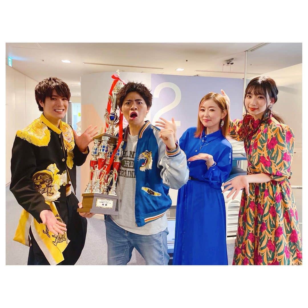 荒牧陽子のインスタグラム：「2022.4.3 THEカラオケ★バトル レポ ┈︎┈︎┈︎┈︎┈︎┈︎┈︎┈︎┈︎┈︎┈︎┈︎ 応援してくださった皆様 ありがとうございました💝 ⁡ 予選ではMISIAさんの『逢いたくていま』 決勝は中島美嘉さんの『雪の華』 を歌わせていただきました。 ⁡ ⁡ まず… 決勝に行けたこと、 さらに 《98.8点》を出せたことに ⁡ とってもとっても感動でした！ ⁡ 前回の95点だった私を 抱きしめてあげたい… ⁡ トラウマすぎて 怯えていました😅 ⁡ ⁡ そして、個人的に感動だったのは プロデューサーの松尾潔さんと再会できたこと。 12年ほど前に（ものまねをする以前） ある歌手の方の仮歌で声をかけていただいて ご一緒にお仕事させていただいた以来でした。 ⁡ 本番でそのお話を松尾さんからして下さって 『あー嬉しすぎる…😭』 な時間でした。 （点数出る前なのに色々感情が大変だったわけです） ⁡ 松尾潔さん、 ありがとうございます!!! ⁡ ⁡ そしてなんといっても ⁡ ハリウリサちゃん！ ⁡ ⁡ すごいとは思っていたけど やっぱり凄かった〜〜😳💕 ⁡ 歌うスタジオと待機部屋は別だったので 生歌を聞けなかったのが悔やまれる… ⁡ とにかく 加点加点加点 加点の嵐で ひっくり返りそうになりました笑 ⁡ ⁡ ハリウリサちゃん、 ⁡ 本当に本当に 優勝おめでとうございます🎉!!! ⁡  ⁡平松さんの歌は決勝のリハだけ生で聞けた！ うますぎて緊張感膨らましてしまった…💦  ⁡ ものまねからは よよよちゃんも参加して 初登場で決勝行くし凄すぎて…😳✨ ⁡ 刺激的な1日でした☺️ ⁡ ⁡ あー恐ろしかった！💦 ⁡ ⁡ ⁡ ⁡ ⁡ そういえば レポするって告知してたモニタリング 書けてない… ごめんなさい🙇‍♀️ ⁡ 今度載せる…と思う！ ┈︎┈︎┈︎┈︎┈︎┈︎┈︎┈︎┈︎┈︎┈︎┈ #ハリウリサ さん #平松賢人 さん #よよよちゃん #荒牧陽子 #カラオケバトル」
