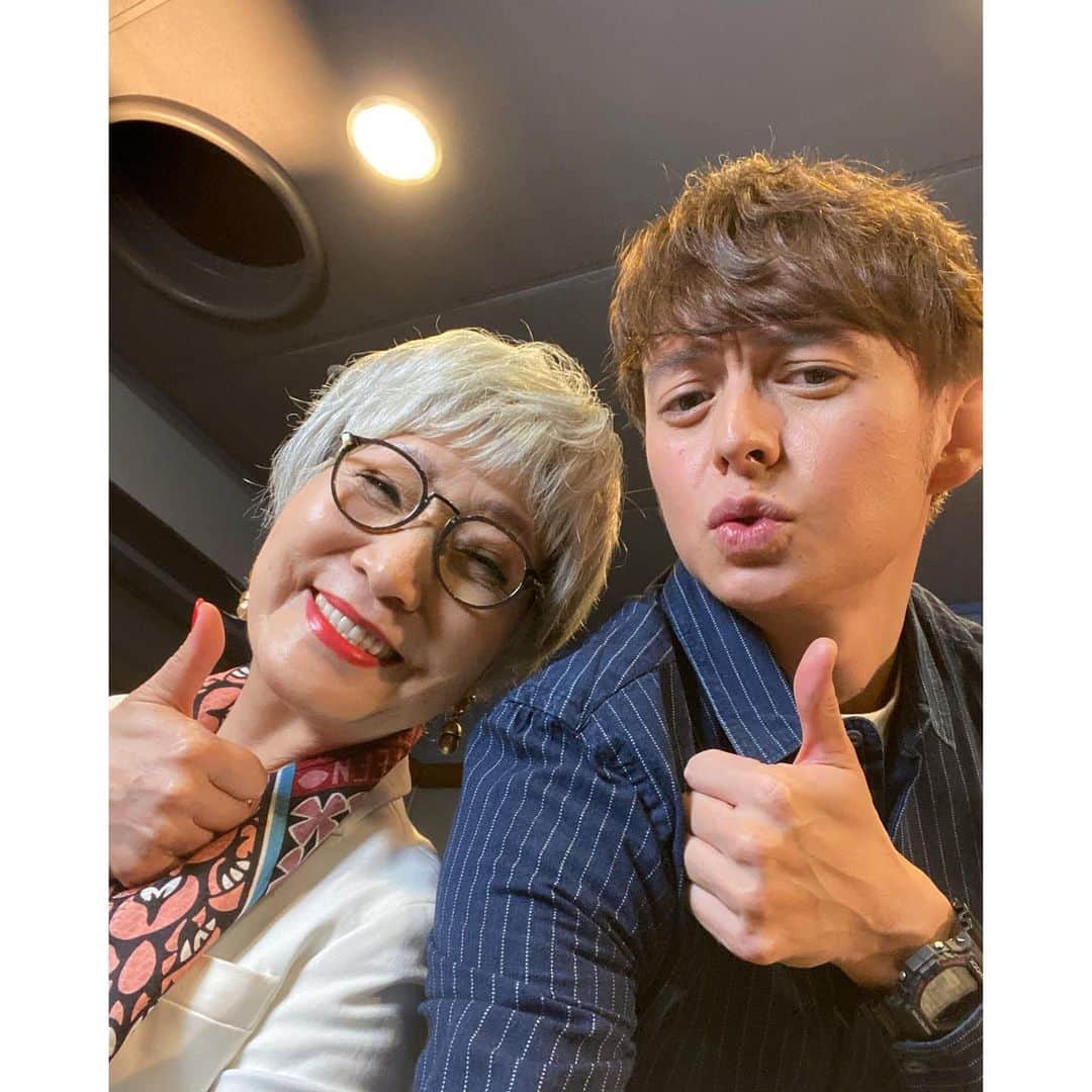 ハリー杉山のインスタグラム：「With my dear Aunt Anny😍  "カムカムエヴリバディ" 時空をこえる100年の家族の物語が今週フィナーレを迎えます🕺🏻もう予告編だけで自分もついついエモーショナルに...😭  この数日に現場のスタッフさん、タクシーの運転手さん、昔働いていたM&Aコンサルタント会社の上司、地元のコンビニの定員さんから質問攻めされてますが僕はそこで一言  "wait and see"  うふふ  最後までお楽しみください^_^  #カムカムエヴリバディ」