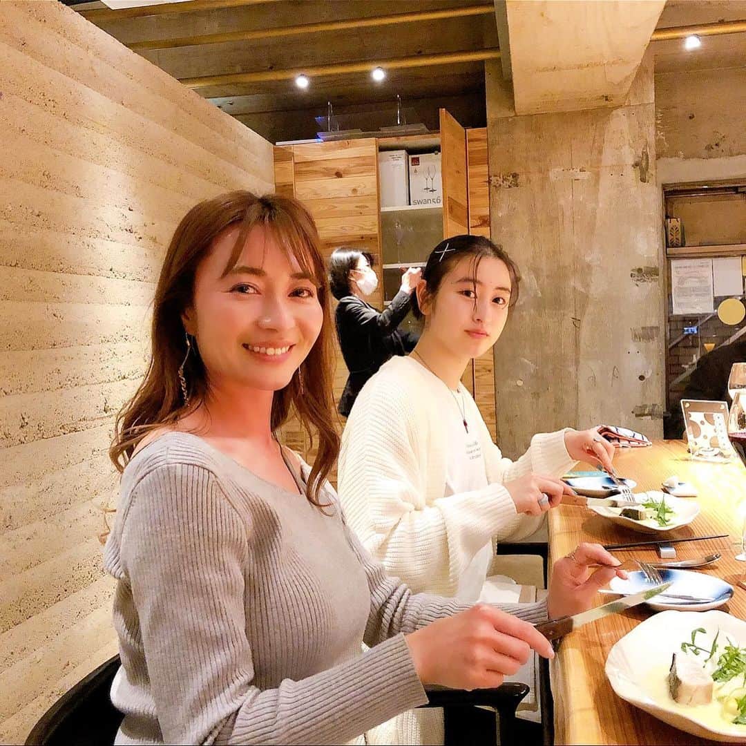新山千春さんのインスタグラム写真 - (新山千春Instagram)「もあの入学祝いに  行ってみたかった Noeud.Tokyoへ！  環境に配慮した サステナブル資材 を使った特別空間で、   オール・サステナブル・フレンチを いただいてきました！  お料理も どれもとっても美味しくて お皿一つしても  食材選びも全てに こだわりや ストーリーがあって  いただくことを 味はもちろん！彩りや 器、空間も丸ごとで 楽しませていただきました。  写真最後の 壁は  江戸時代の蔵の解体時に 採取された聚楽土を なんと！リユースしているということも 丁寧に教えてくれた  シェフの中塚さんの お人柄がまた素敵でした！  また記念日に 行きたいお店ができました！！ 🌸✨🌹  #nœudtokyo  #新山千春 #サスティナブル  #フレンチ料理」4月4日 0時12分 - chiharuuu_0114