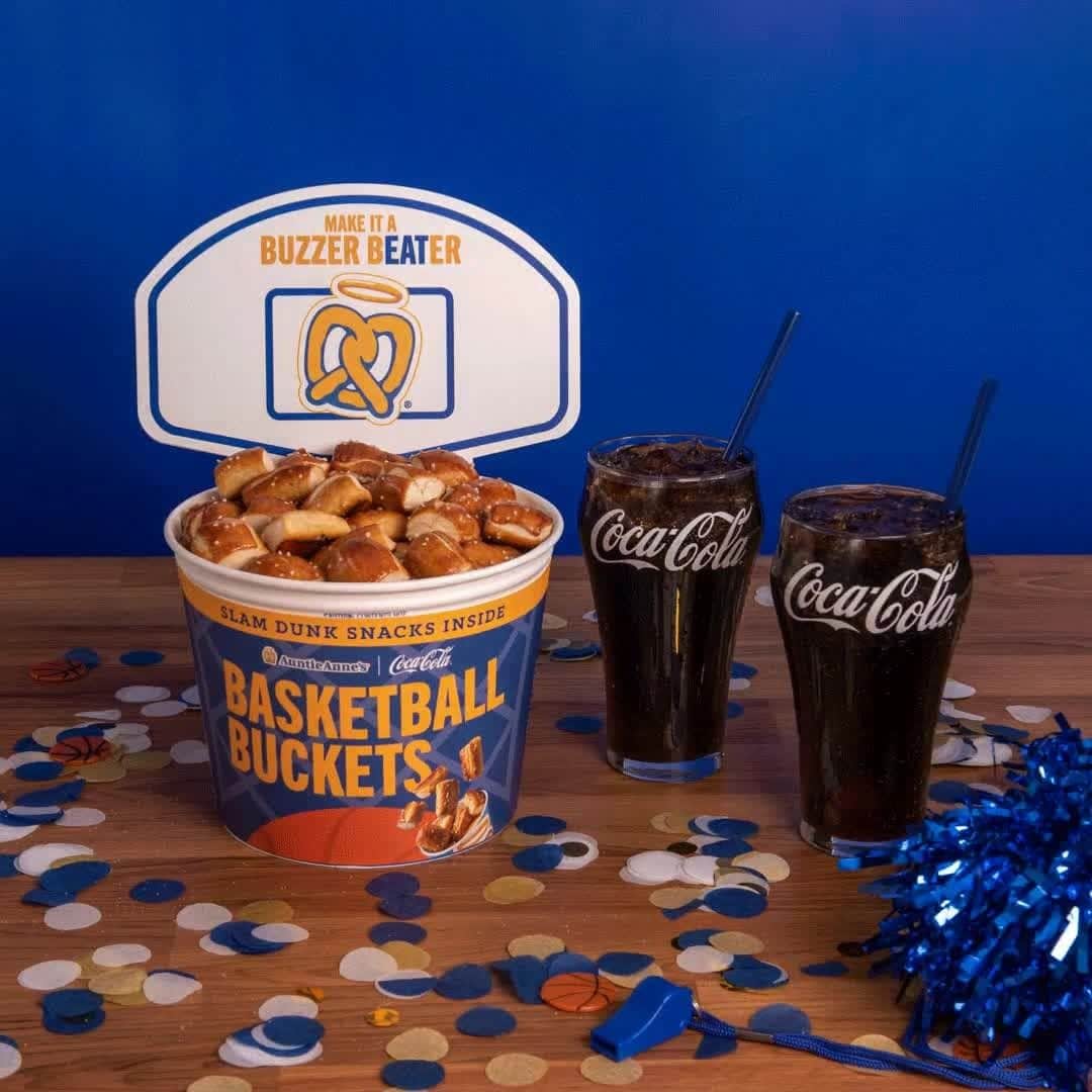 アンティ・アンズのインスタグラム：「All teams deserve some pretzels」