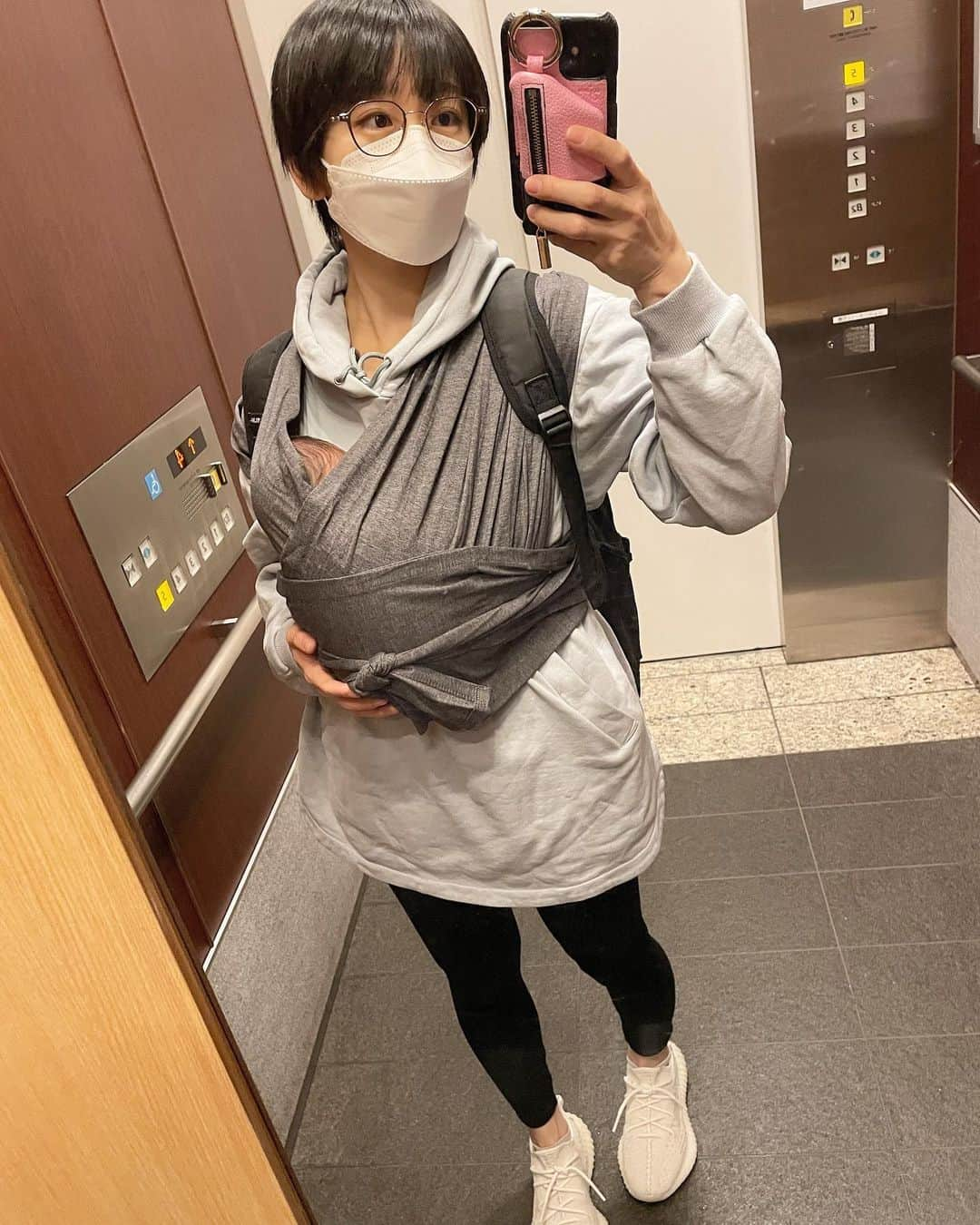 時東ぁみさんのインスタグラム写真 - (時東ぁみInstagram)「本当は今日が予定日でした👶🏻 ・ 24日も早く生まれてくるなんて…予定外w たくさん寝て、泣いて、おっぱい飲んで、一生懸命大きくなってくれてます！ ・ あと4日で新生児も終わり！ 毎秒の成長を見逃さないように大切に育てます♡ ・ #時東ぁみ #新米ママ #ママ #母 #息子 #毎日 #楽しい #幸せ #予定日 #予定は未定 #早産 #寝て #泣いて #おっぱい飲んで #全て #一生懸命 #成長 #見逃したくない #我が子 #抱っこ紐 #コニー #konny #新生児 #新生児抱き」4月4日 7時44分 - amitokito