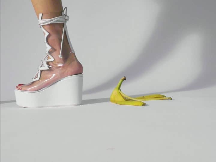 サラバターリアのインスタグラム：「INTRODUCING: ‘HOT STUFF’ #SaraBattaglia #Shoes   EXCLUSIVELY ON sarabattaglia.com   DIRECTOR / TALENT @bat__sara FILM @marco.celotti  STYLE @pasqualecangemi DOP @nicolacattanidop AC & FOCUS PULLER @mattia8aviani GRIP @francescostabili BOOM OPERATOR @carillo___ SOUND DESIGNER @sunbernardo.it MUA @terni.federico  NAILS ARTIST @unghiesupreme EDITOR @elitamontini COLORIST @ciccibuum GALLERIST @galleriaantoniobattaglia」