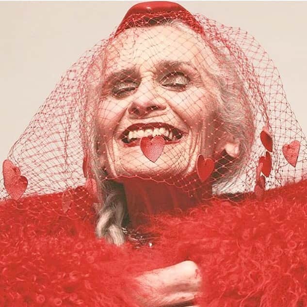 ダフネ・セルフのインスタグラム：「Lady in red 💃🏻」