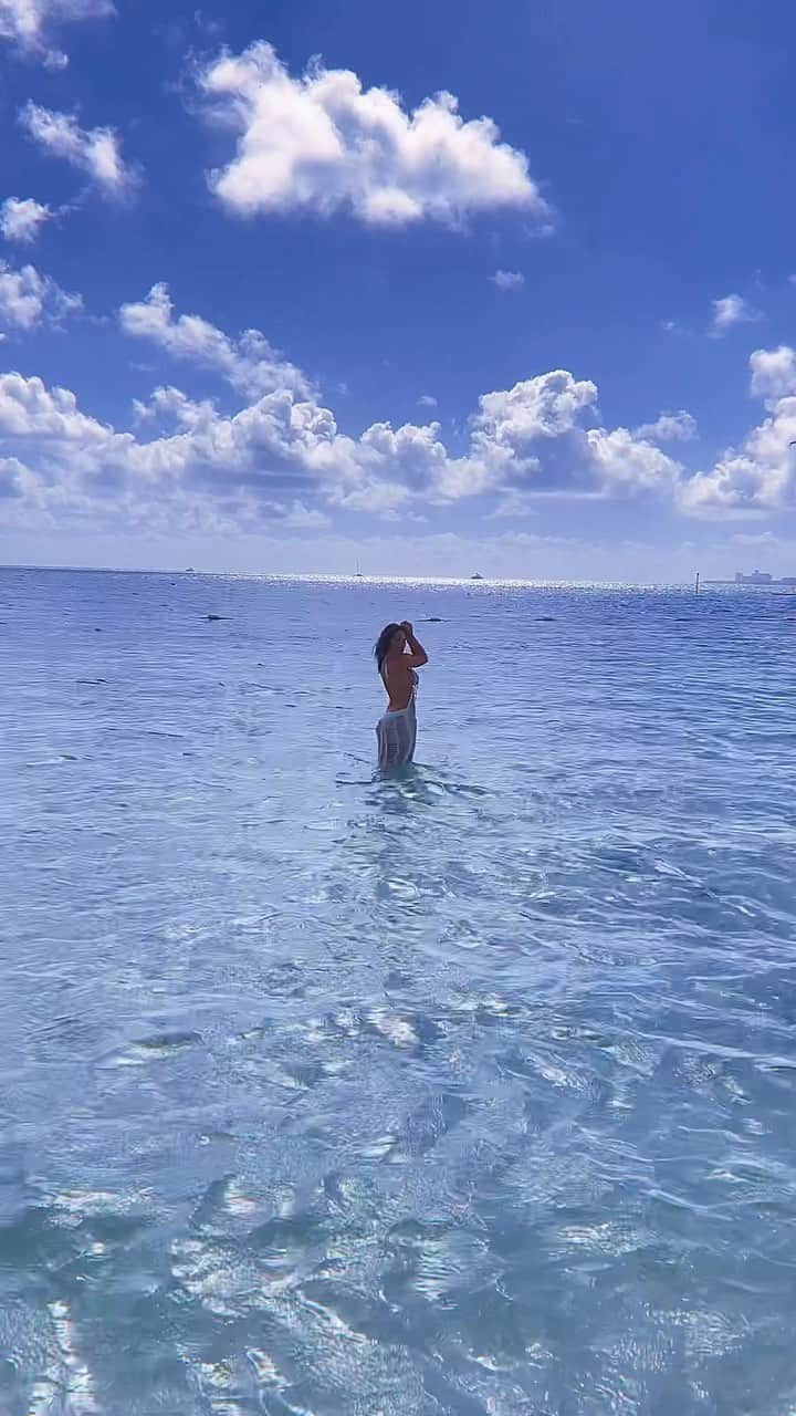 ホープ・ビールのインスタグラム：「Running away from adult life….brb」