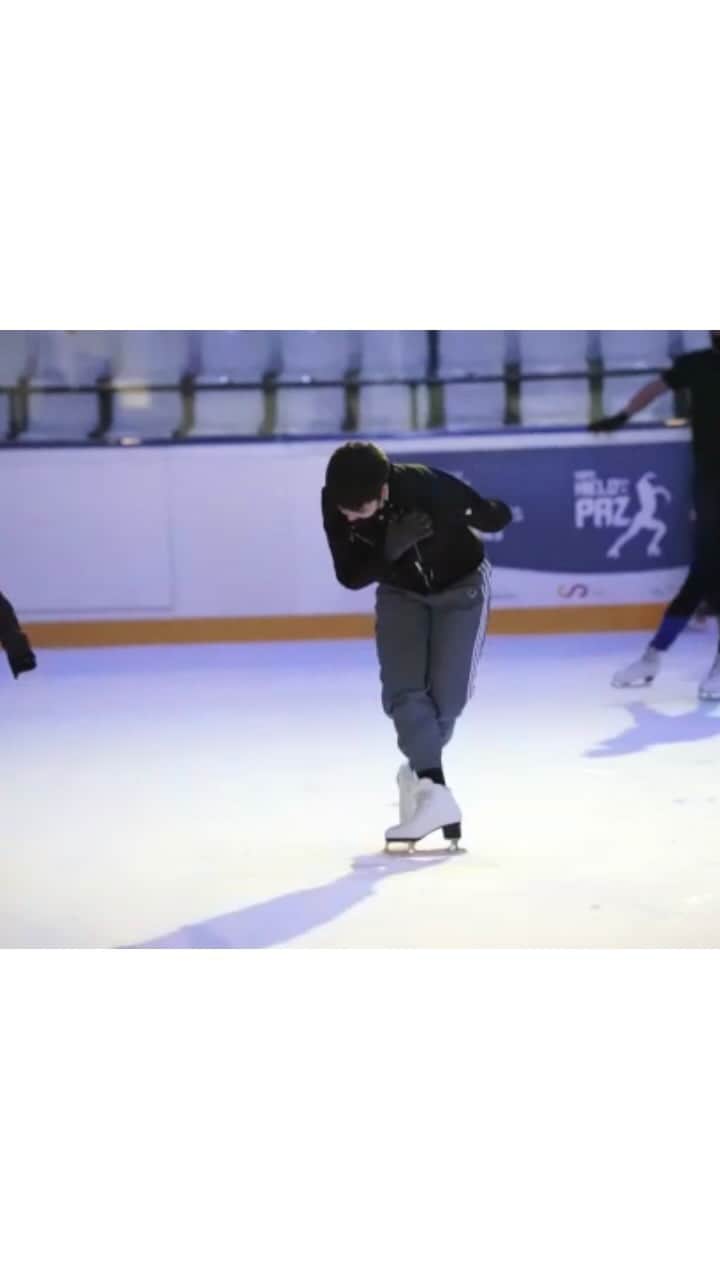 のインスタグラム：「🕊Cuando la frase de “El deporte es vida” va más allá de la tuya propia…  Desde Madrid hasta Ucrania, desde el disfrute de dos tardes de patinaje a convertirse en alimento para otros… Wow, qué súper poder…  🤍Gracias deporte y gracias a todos los que habéis colaborado. ⛸ #Sobrehieloporlapaz es, desde hoy, mi mayor logro deportivo. No hay medalla que iguale lo que hemos conseguido entre todos estos días.  Hoy y siempre, el deporte da la cara.   🎥 @anaiscmartinez  @wckitchen  @pistadehielodemadrid  @fundaciondepjov  @deportegob  @miquibrightside」