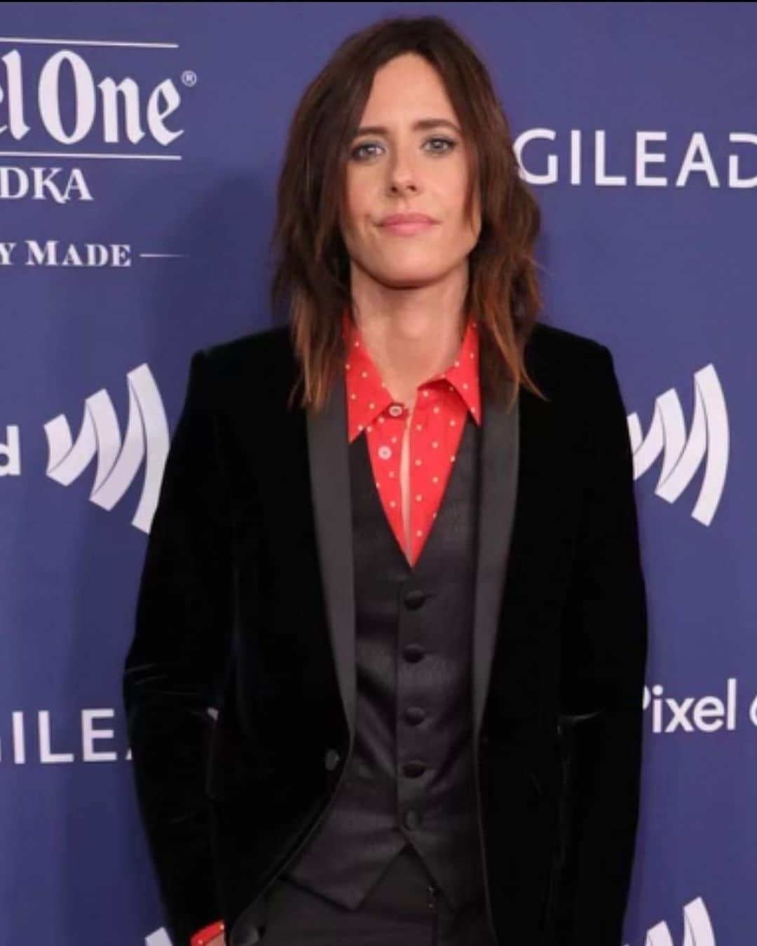 キャサリン・メーニッヒのインスタグラム：「Forgot what it's like to get cleaned up. Thank you team  Makeup: Courtney Hart  Hair: Daniel Martinez  Stylist: my closet  #glaadawards」