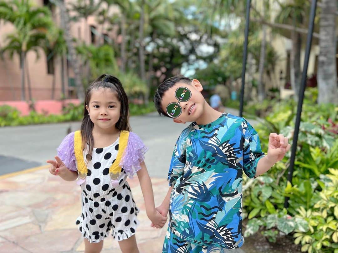 のインスタグラム：「おはようございます🌸（絶賛still時差ボケ🥱💤）  この4月から1年生👧🏻🎒✨と2年生👦🏻💕  👫いつも仲良しで微笑ましいふたり🥰  #ケンダルと安室ちゃんとパクソジュンとGD #bestcoupleever  @kaorishima_ 👑」