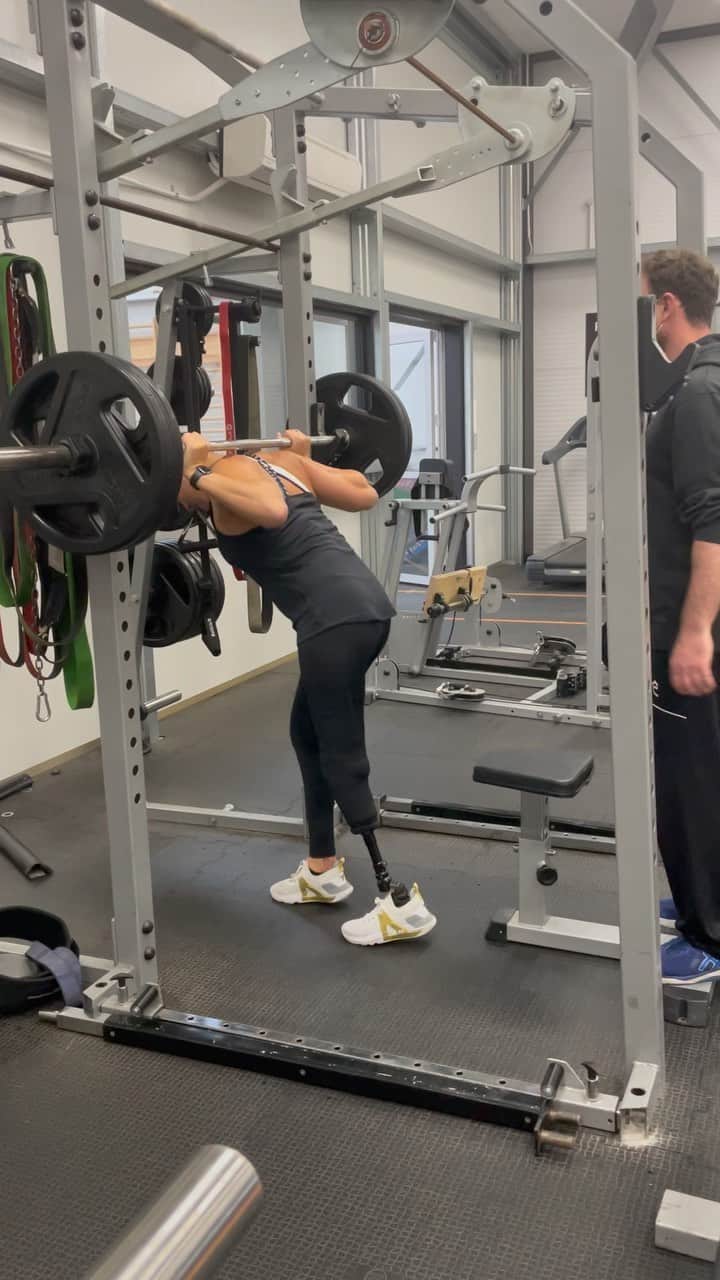 Sophie Pascoeのインスタグラム：「Feels good to be back squatting 3 figures 💯 #gym #training #paralympic #swimming #athlete #roadtobirmingham #underarmourathlete」