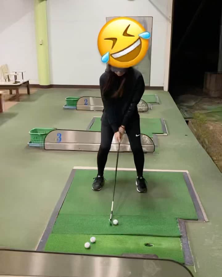 あみおかのインスタグラム：「1枚目 2020.03.30 なんやけど。 本当に成長したと思う🤣💭  もう本当に成長遅くて 挫折しかけたもんな〜🥹🤙🏻 なんがゴルフ楽しんやろとまで 思ってしまってたけど 今では楽しいよね〜🥰🌸  最近忙しくて ラウンドできてないのが残念😭🤲  #女子ゴルフ #ゴルフ初心者 #ゴルフスイング #ゴルフスイング動画  #ゴルフ練習 #ゴルフ場」