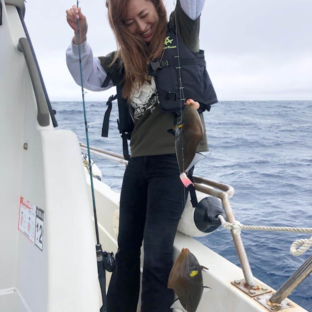 新山千春さんのインスタグラム写真 - (新山千春Instagram)「沖縄に行ったら  絶対会いたい 海さー🤍 釣りさー🤍仲間と🎣  3年ぶりに 仲間とオソロの釣りさーTシャツきて👍  船釣りしてきたよ✨ ビーチパーティーも！！  もあは 海老で鯛釣って！！ ツンツンって寄ってくる感覚も つかんだみたいでした。  わたしはカワハギとか おじさん🐟釣りましたよ！  朝も早くから準備してくれて こうやって楽しませてくれる 仲間がいることを すごーく嬉しく思う。  なかなかできない経験を もあが小さい頃から 釣りやウェイクとか、、 体験させてくれたり、  出会ってくれて ありがとうって この日を思い出すだけでも 笑顔にさせてくれるひとたち です🤍  釣った魚を 調理してもらって みんなで美味しく いただいたり！  制限がある中でも こうやってみんなで 久しぶりに集まれて  一緒に笑い会える空間は 最高に最幸な時間でした！！  #沖縄 #大切な人たち #海さー #釣りさー #釣り #新山千春 #海釣り」4月4日 15時57分 - chiharuuu_0114