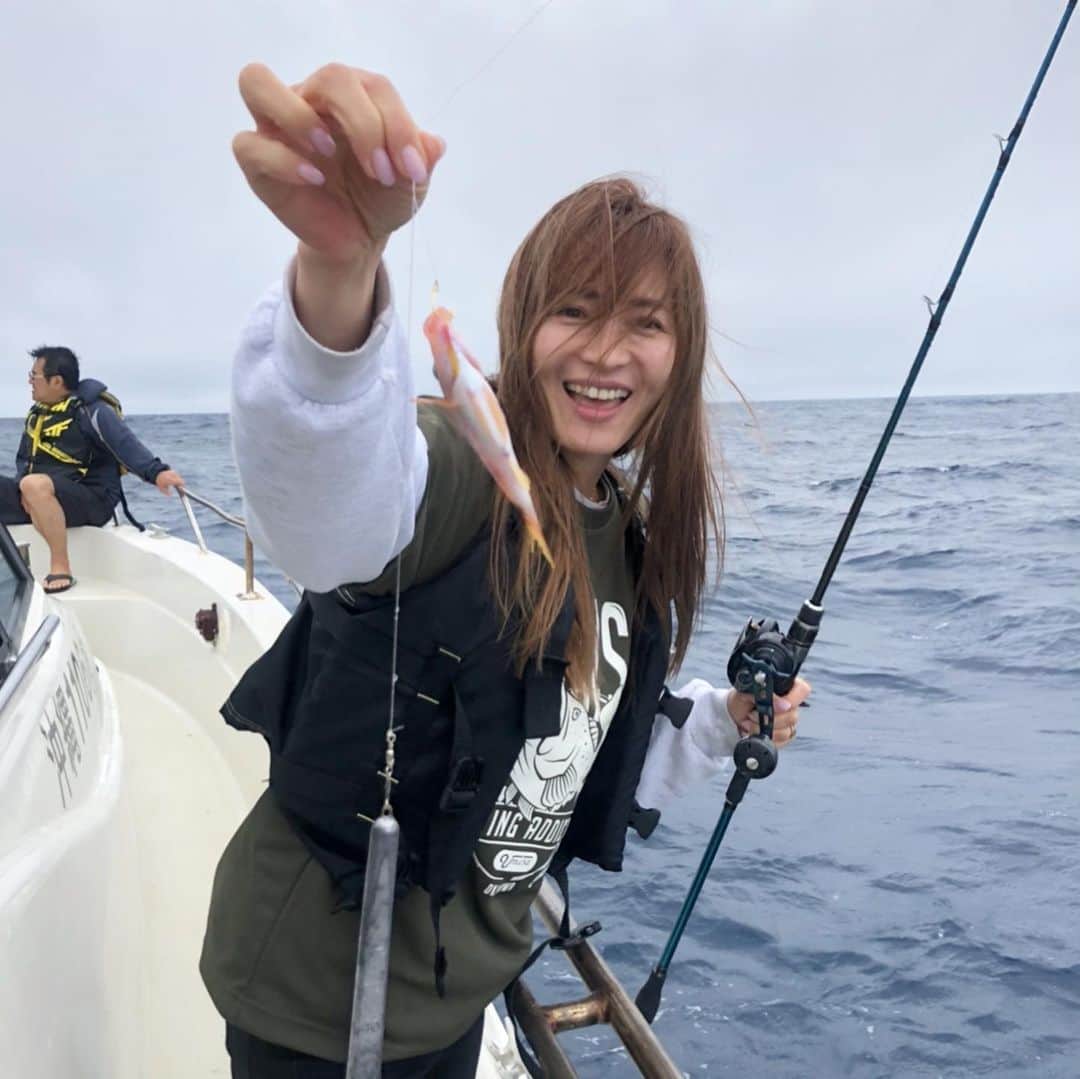 新山千春さんのインスタグラム写真 - (新山千春Instagram)「沖縄に行ったら  絶対会いたい 海さー🤍 釣りさー🤍仲間と🎣  3年ぶりに 仲間とオソロの釣りさーTシャツきて👍  船釣りしてきたよ✨ ビーチパーティーも！！  もあは 海老で鯛釣って！！ ツンツンって寄ってくる感覚も つかんだみたいでした。  わたしはカワハギとか おじさん🐟釣りましたよ！  朝も早くから準備してくれて こうやって楽しませてくれる 仲間がいることを すごーく嬉しく思う。  なかなかできない経験を もあが小さい頃から 釣りやウェイクとか、、 体験させてくれたり、  出会ってくれて ありがとうって この日を思い出すだけでも 笑顔にさせてくれるひとたち です🤍  釣った魚を 調理してもらって みんなで美味しく いただいたり！  制限がある中でも こうやってみんなで 久しぶりに集まれて  一緒に笑い会える空間は 最高に最幸な時間でした！！  #沖縄 #大切な人たち #海さー #釣りさー #釣り #新山千春 #海釣り」4月4日 15時57分 - chiharuuu_0114
