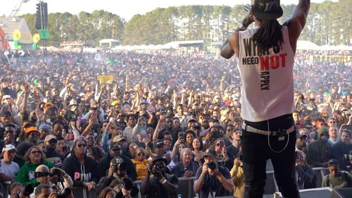 ウィズ・カリファのインスタグラム：「Kush and orange juice will always be classic」
